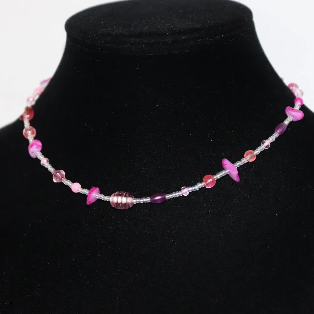 Beautiful NWOT pink and mermaid shimmer glass beaded necklace 16
